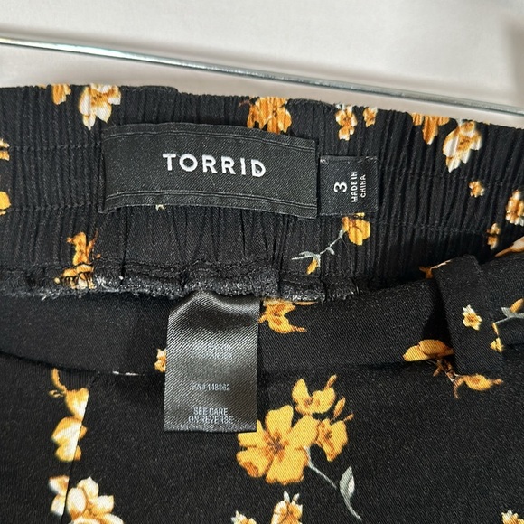 Torrid Black & Yellow Floral Paperbag Crop Pants - Picture 6 of 9